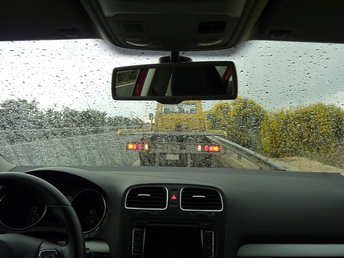 Por fin llueve y baja el calor. LLega la grúa del RACE