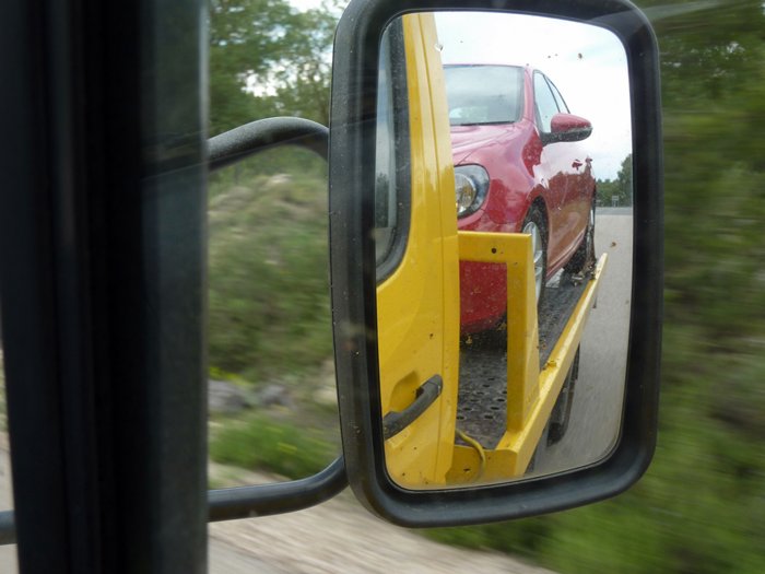 100.000 kilómetros. Volkswagen Golf subido en la grúa del RACE.