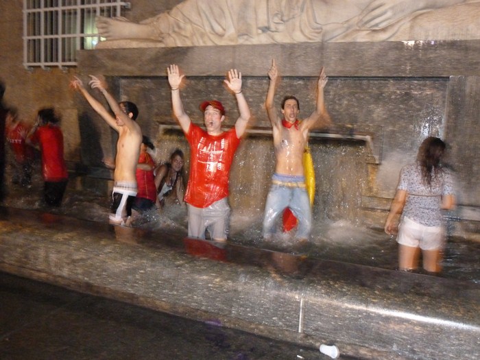 Plaza CLN. Turín. España ha ganado a Alemania. 