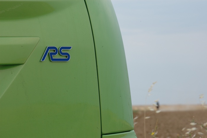 Ford Focus RS. Detalle del logotipo posterior