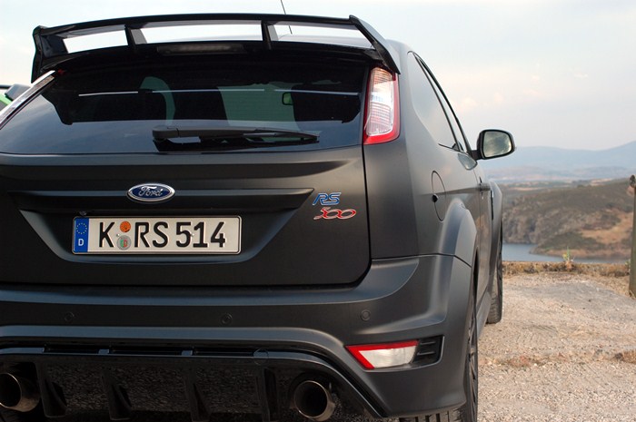 Ford Focus RS500. Vista trasera con logotipo.
