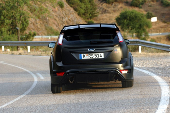 Ford Focus RS500. Vista trasera en curva.