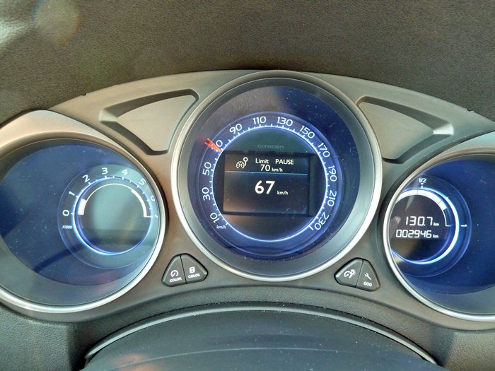 Citroen C4. Instrumentación. Fondo en azul sin reflejos azules.