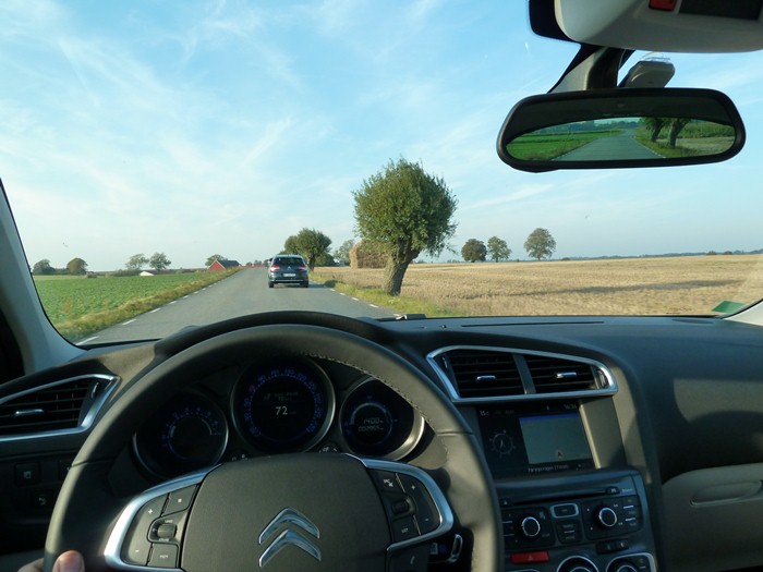 Citroen C4. Salpicadero. Fondo en azul sin reflejos azules.