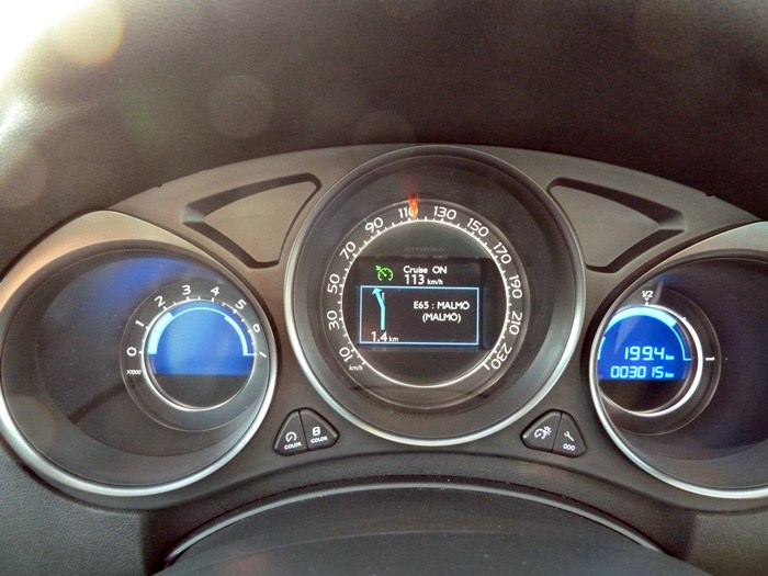 Citroen C4. Instrumentación. Luz blanca con decoración azul.