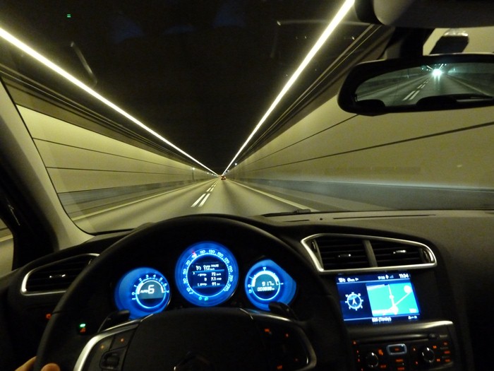 Citroen C4. Salpicadero. Todo en azul.