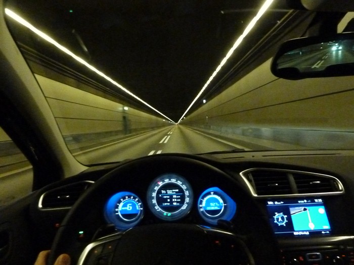 Citroen C4. Salpicadero. Iluminación azul y decoración azul.