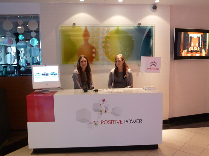 Azafatas en la sala de prensa Azafatas en la sala de prensa