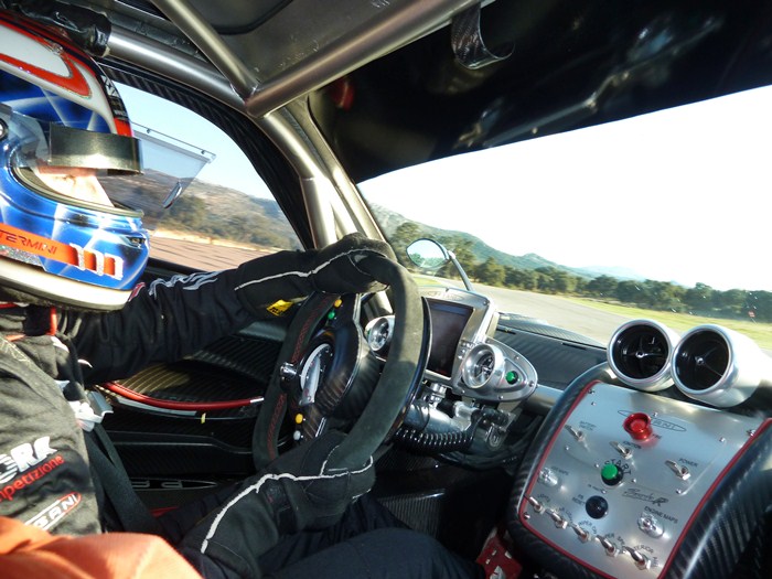 Andrea Montermini conduce el Pagani Zonda R. Circuito de Ascari.