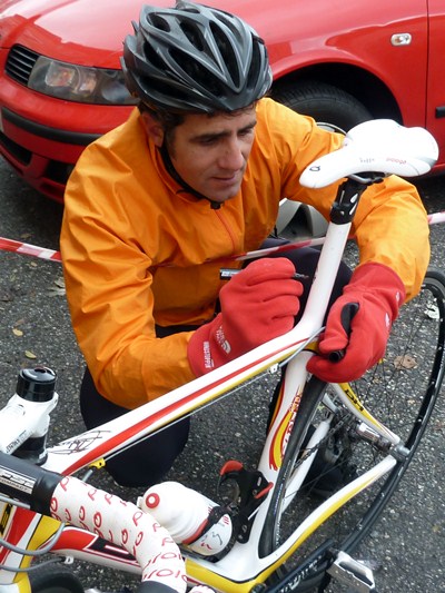 Miguel Indurain firma la bicicleta