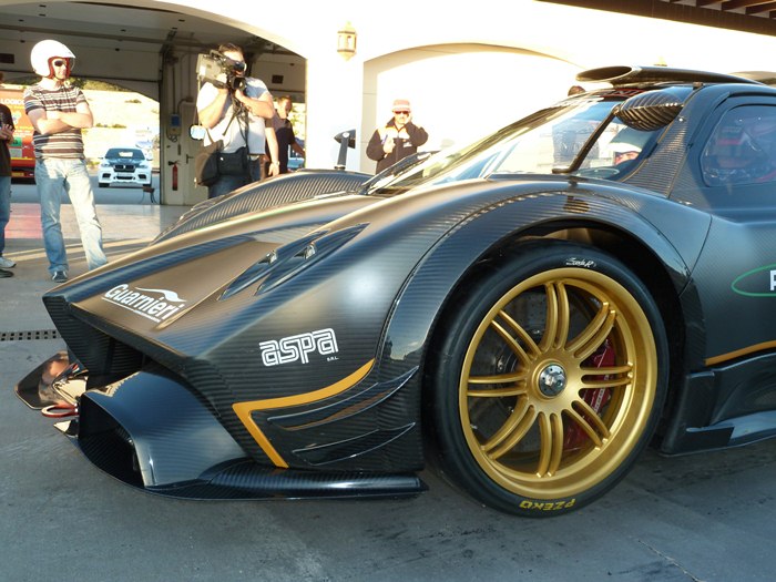 Pagani Zonda R. Subido sobre los elevadores.
