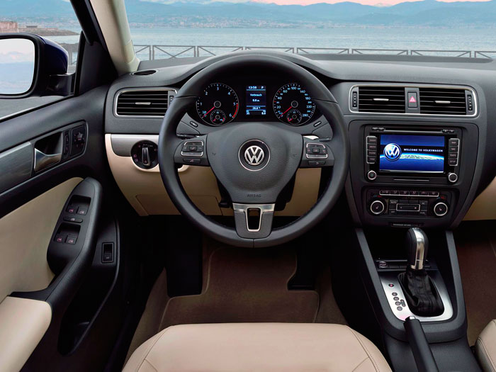 Volkswagen Jetta 1.6-Tdi 105 CV BMT. Interior, salpicadero. Prueba de consumo