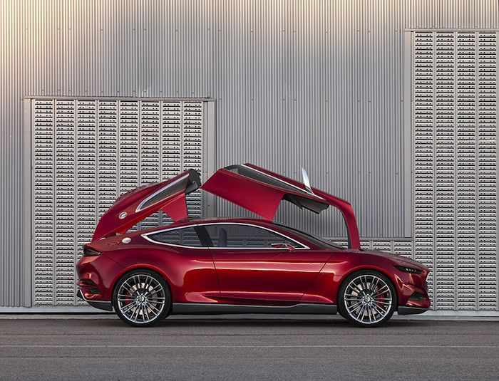 Ford EVOS Concept. Vista lateral con puertas opuestas abiertas