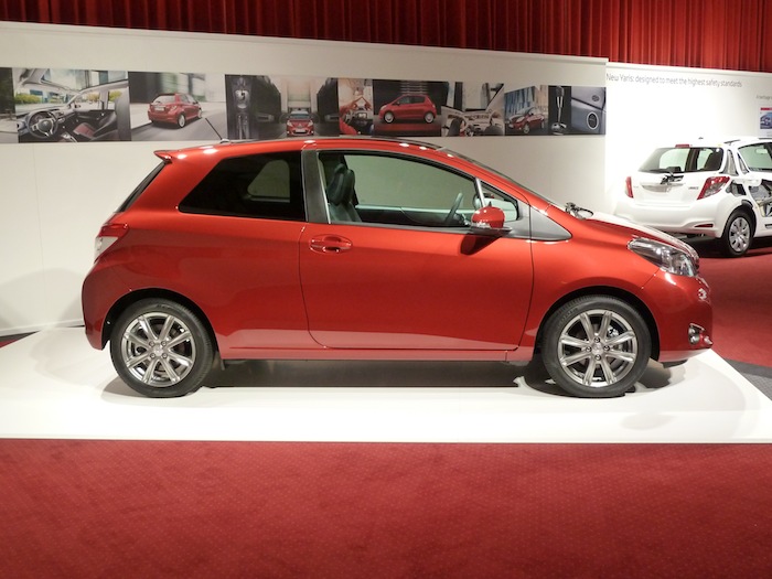 Vista lateral. Toyota Yaris 3 puertas.