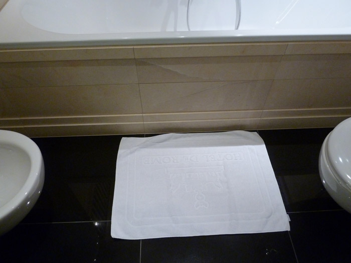 Hotel de Rome. Berlín. Toalla en el suelo del baño Hotel de Rome. Berlín. Toalla en el suelo del baño