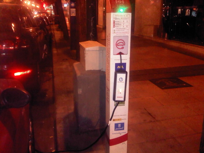 Poste de recarga. Vehículos eléctricos. Goya 46.