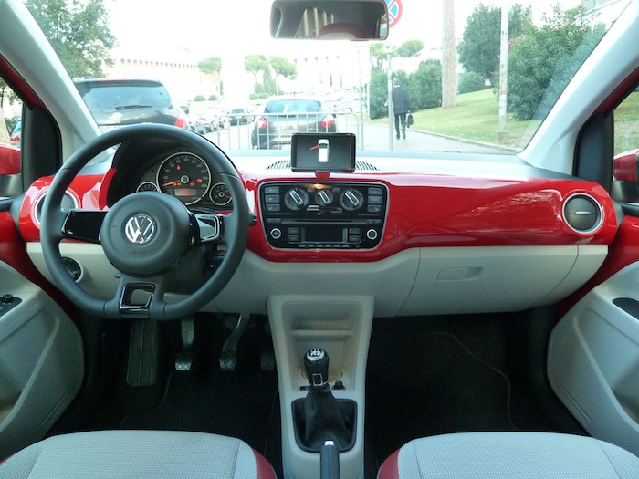 Volkswagen up! Motores suaves e interior suficiente para cuatro adultos.