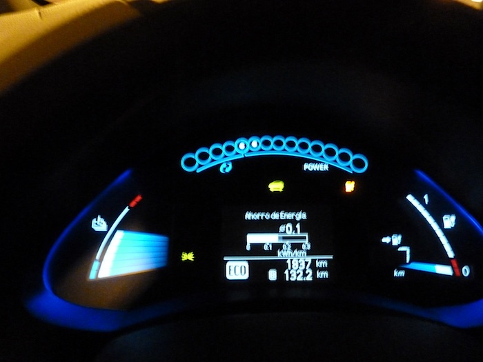 Nissan Leaf. En modo ECO. Recorrido 133 km. Autonomía 7 km. Última raya.