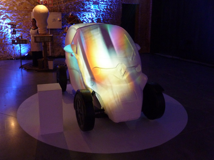 Renault Twizy. Exposición. Matadero de Madrid. Darío Peña. Cristalización