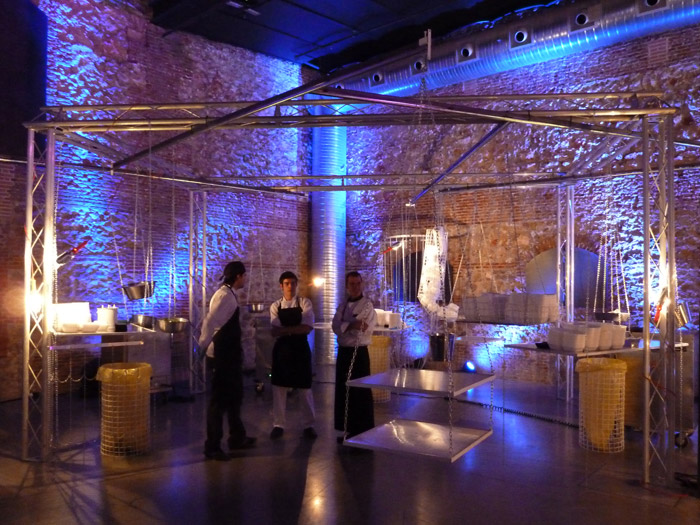 Renault Twizy. Exposición de arte. Stand de comida