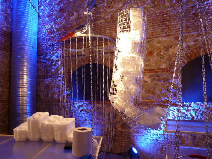 Renault Twizy. Exposición de arte. Stand de comida. Embases