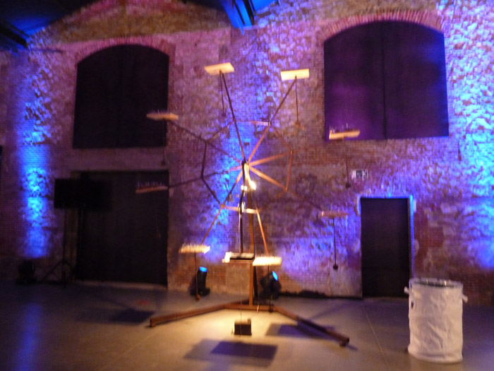 Renault Twizy. Exposición de arte. Matadero. Madrid. Noria con comida