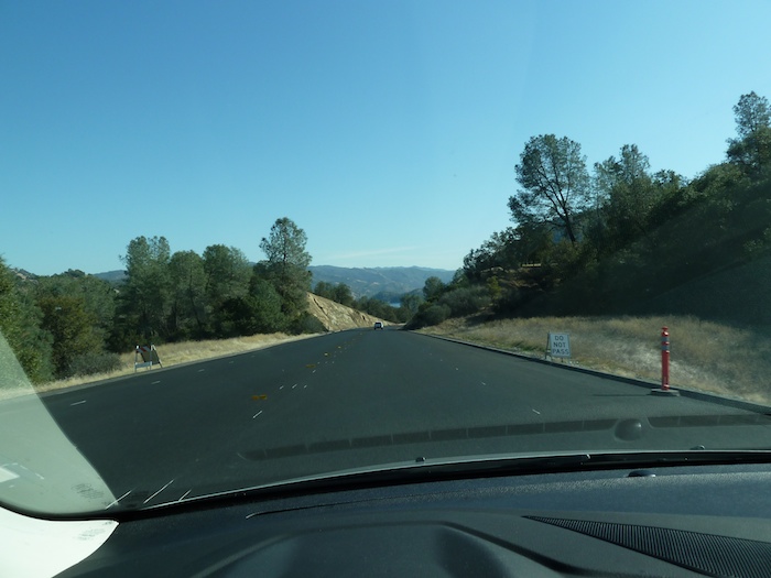 Do not pass. USA. No adelantar. EEUU.