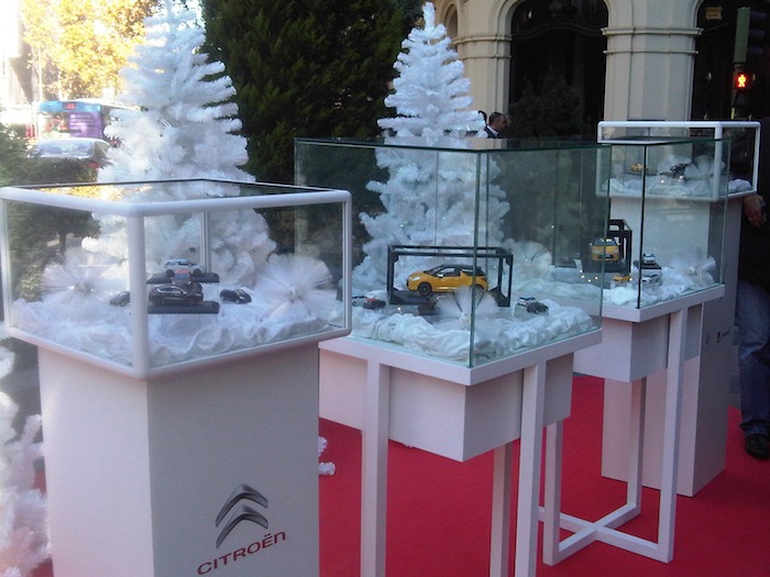 Puesto navideño de Citroën en la puerta del Hotel Wellington