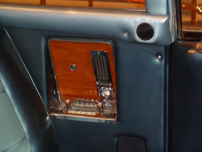 Radio posterior. Kennedy car.