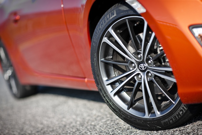 Toyota GT 86. Llanta y vista lateral
