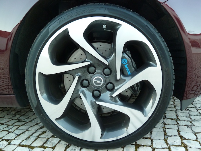 Opel Insignia Biturbo CDTI. Suspensión Supersport. 4x4. Llanta de 20 pulgadas