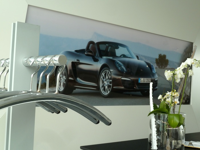 Presentación Porsche Boxster. Perchas y flores.