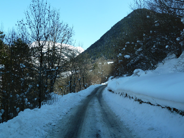 Las furgontes son par el esquí. Carretera nevada