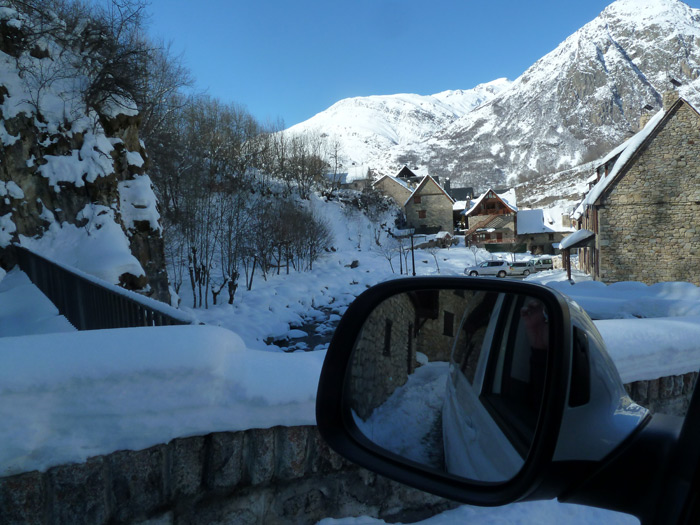 Las furgonetas son para el esquí. Pueblo nevado
