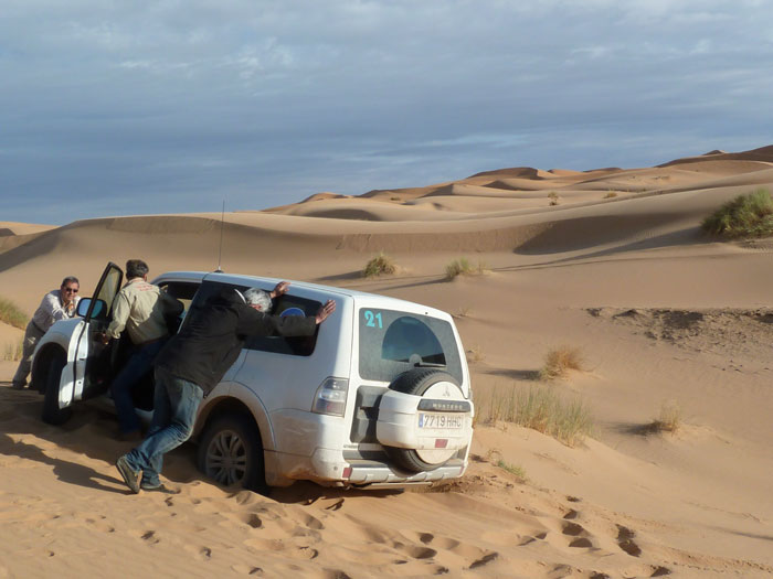 Mitsubishi Montero atrapado en la arena