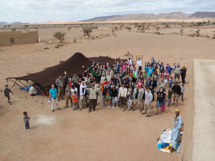 El grupo entero saludando