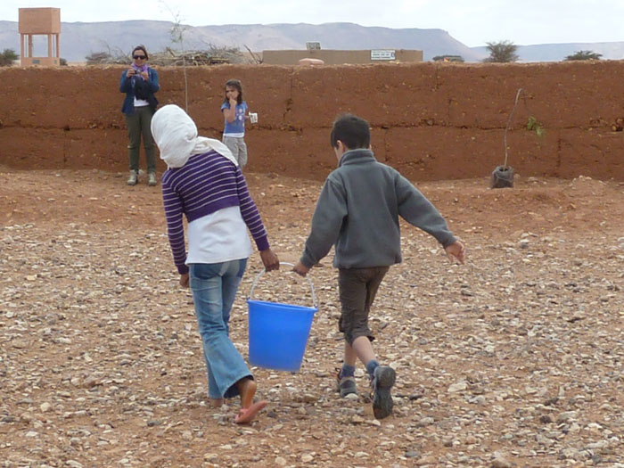 Agua potable en un cubo