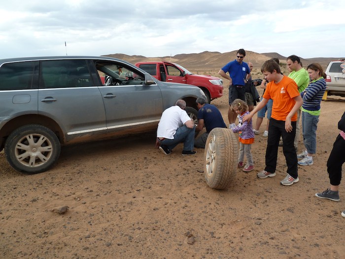 Pinchazo en el desierto. Pinchazo en el desierto.