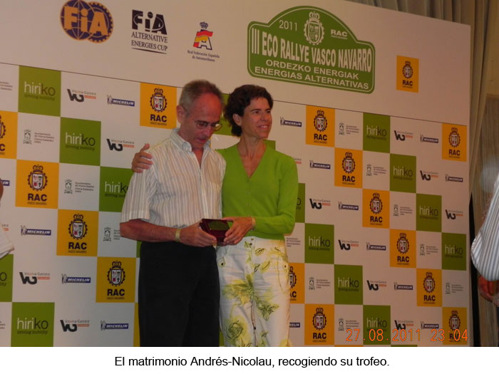 El matrimonio Andrés-Nicolau, recogiendo su trofeo.