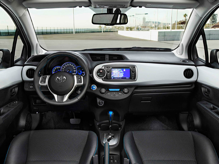 Toyota Yaris Hybrid. Interior. Mandos volante. Consola central