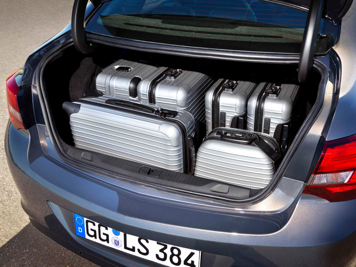 Opel Astra Sedán. Maletero con carga