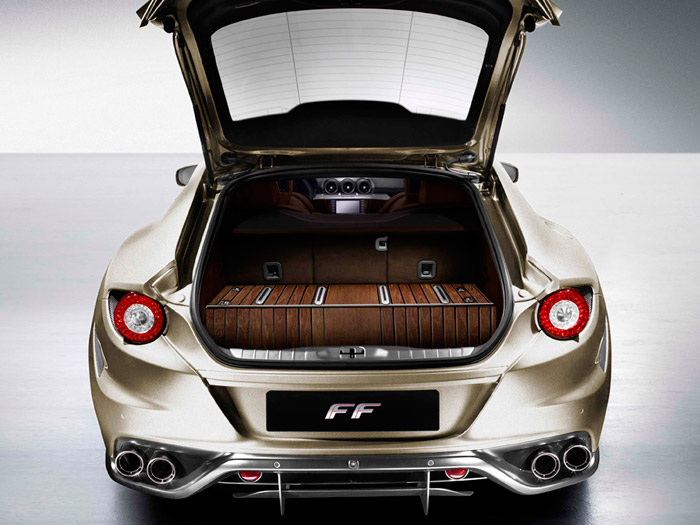 FF: maletero al estilo “canoa de lujo”.- De nuevo el mismo FF, para el que la línea “Classica” de Tailor-Made realizó este revestimiento de la zona del maletero con madera de teka, como si de una lancha de lujo Riva se tratase. Unas protecciones de aluminio pulido con refuerzo de goma se encargan de proteger tan valioso material vegetal de posibles rozaduras. No será lo más práctico, pero sin duda vistoso sí que queda; ideal para llamar la atención. Último detalle: el techo va tapizado en cachemir.