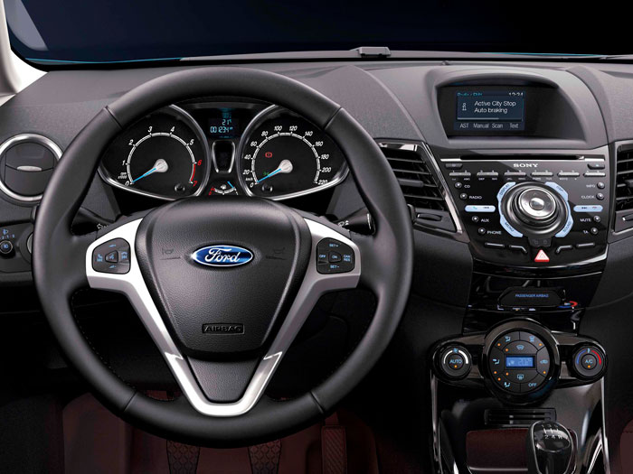 Ford Fiesta. Interior, mandos volante