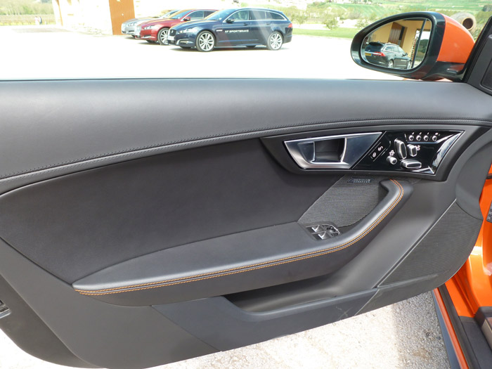 Jaguar F-Type 2013. Puerta con las costuras en color