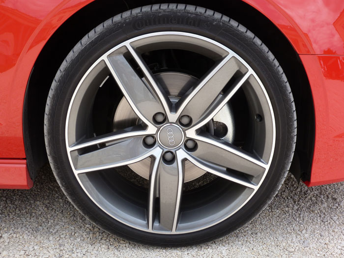 Audi A3 Sedan. 2013. Llanta aleación ligera de 19 pulgadas