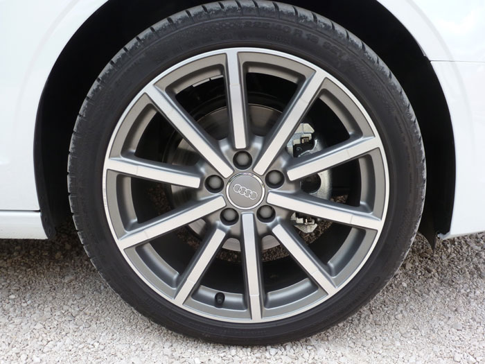 Audi A3 Sedan. 2013. Llanta aluminio 18 pulgadas