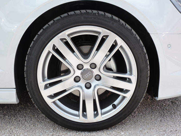 Audi A3 Sedan. 2013. Llanta aluminio fundido de 18 pulgadas. Diseño AVUS