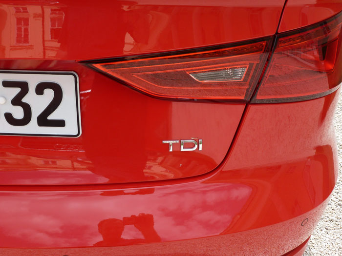 Audi A3 Sedan. 2013. Motor TDI. Rojo Misano efecto perla