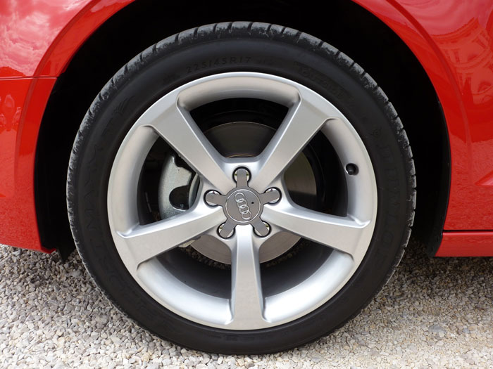 Audi A3 Sedan. 2013. Llanta aluminio fundido de 17 pulgadas