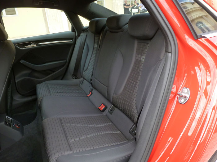 Audi A3 Sedan. 2013. Asientos traseros. Tela Rally negro-plata-negro